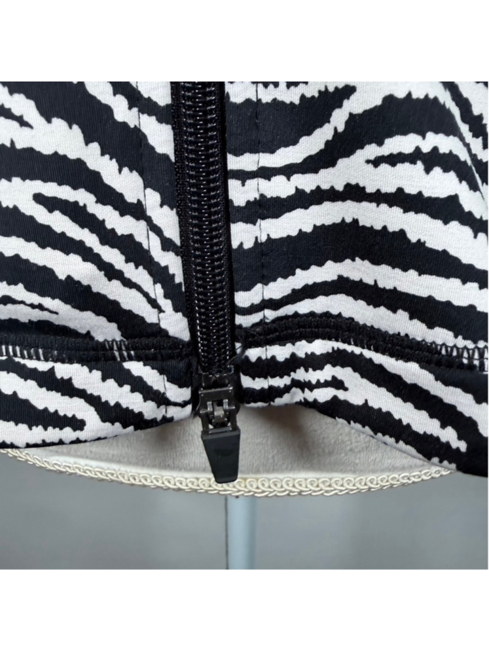 J.McLaughlin Billie Zebra Print Full Zip Jacket Golf Active Stretch Jersey Sz S - Picture 9 of 12